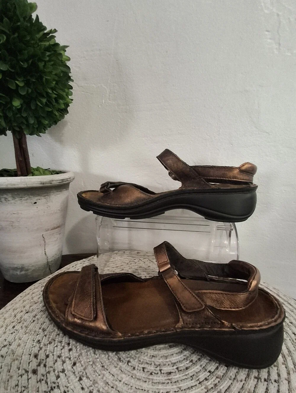 Naot Women's Metallic Bronze Adjustable Strap Sandals Size 39.